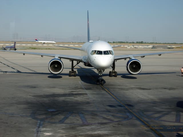 N695DL - Twin-engine aircraft