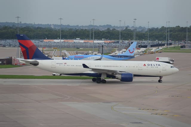 N856NW - Twin-engine aircraft