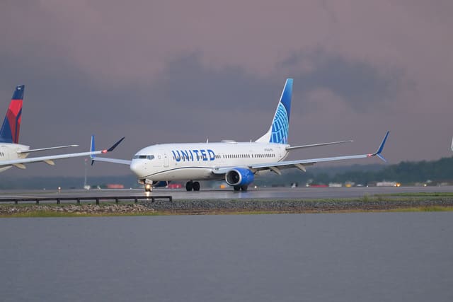 N75426 - Twin-engine aircraft