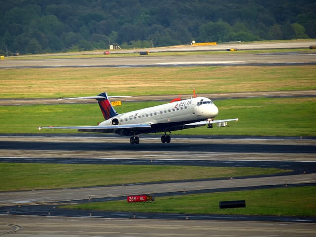 N981DL - Twin-engine aircraft