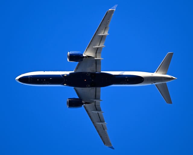 N3196J - Twin-engine aircraft