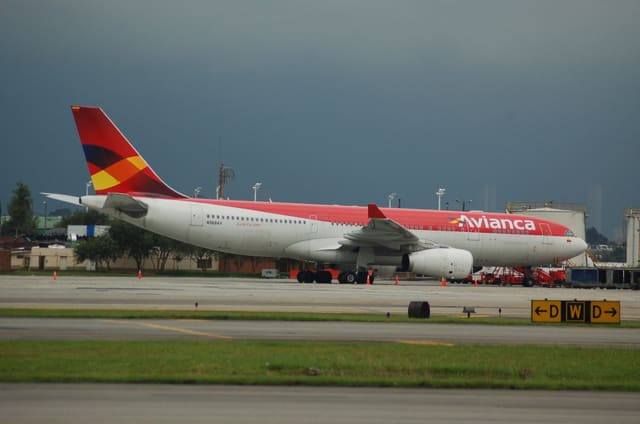 N968AV - Twin-engine aircraft