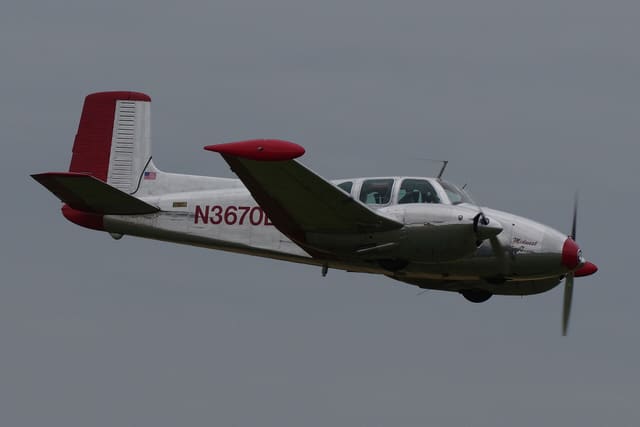 N3670B - Twin-engine aircraft