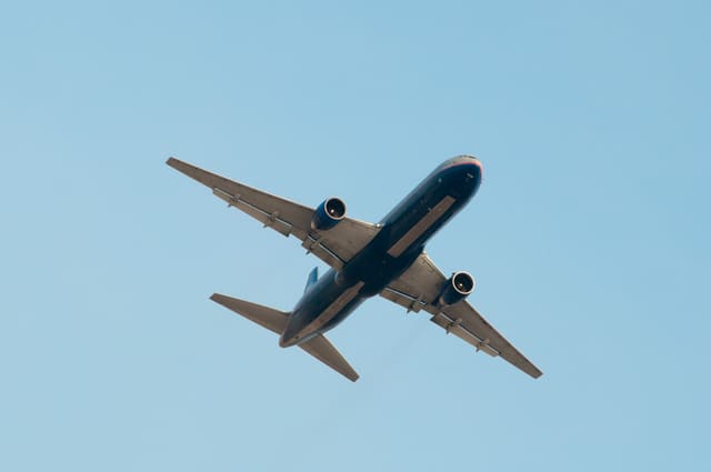 N667UA - Twin-engine aircraft