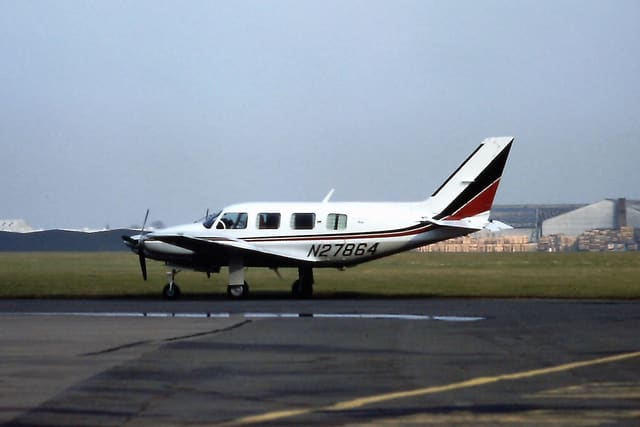 N27864 - Twin-engine aircraft