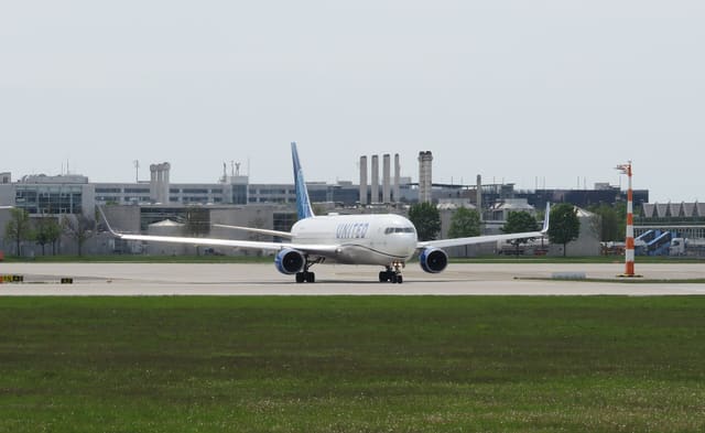 N649UA - Twin-engine aircraft