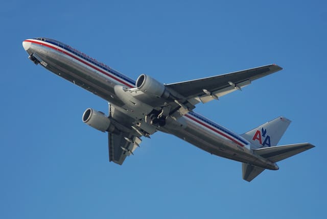 N352AA - Twin-engine aircraft
