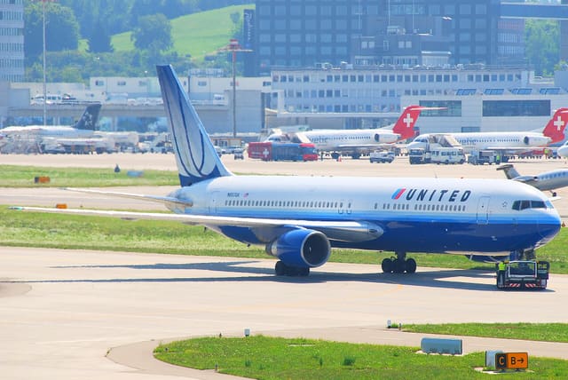 N657UA - Twin-engine aircraft