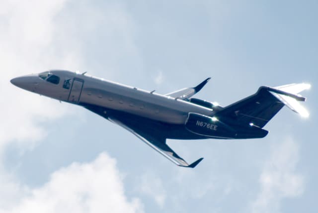 N676EE - Business jet