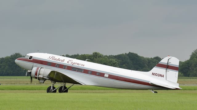 N103NA - Douglas