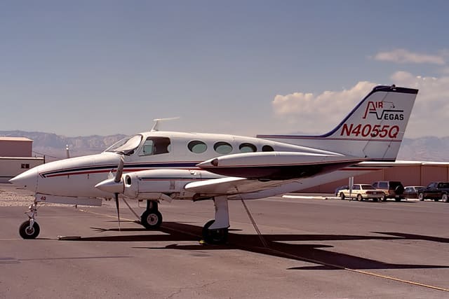 N4055Q - Twin-engine aircraft