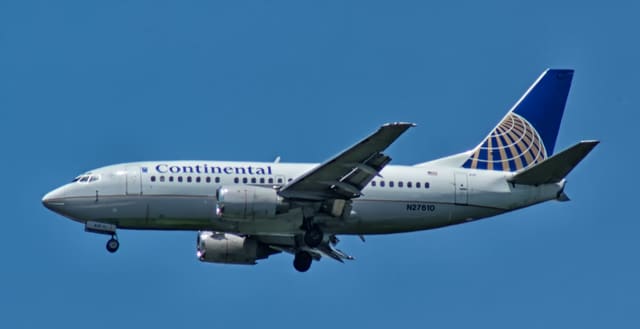 N27610 - Twin-engine aircraft