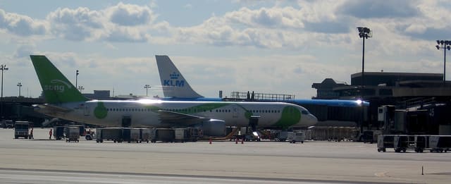 N647DL - Twin-engine aircraft