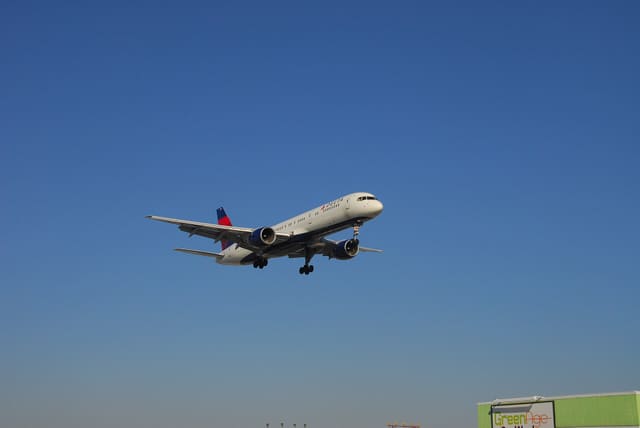 N652DL - Twin-engine aircraft
