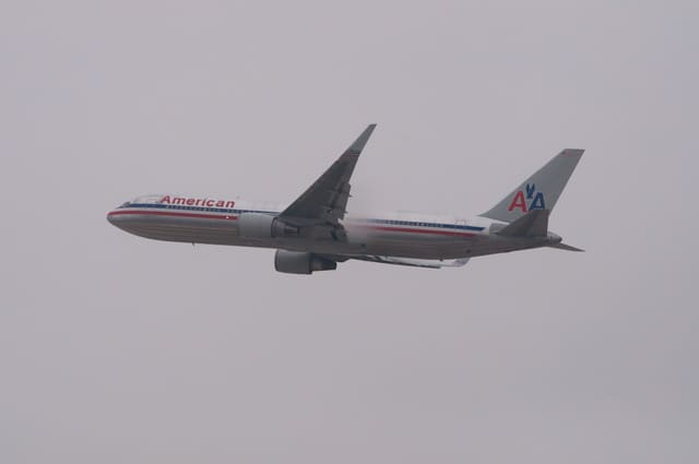 N362AA - Twin-engine aircraft