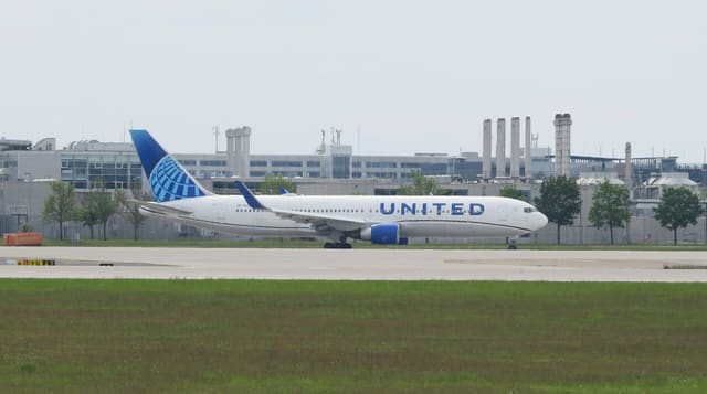N659UA - Twin-engine aircraft