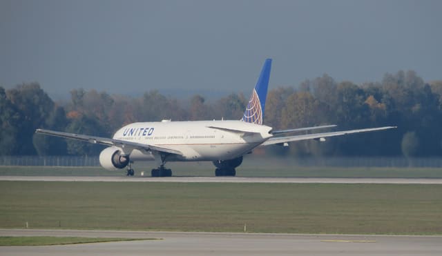 N224UA - Twin-engine aircraft