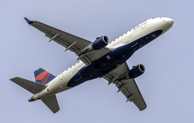 N815MD - Twin-engine aircraft