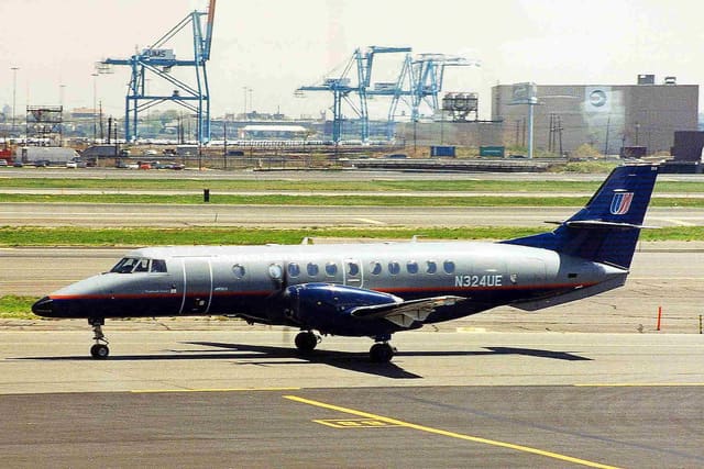 N324UE - Twin-engine aircraft
