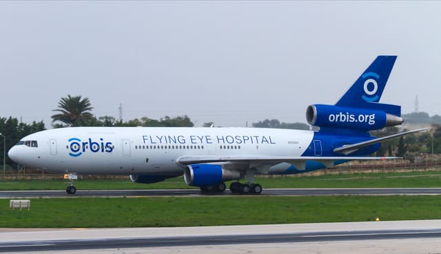 N330AU - Douglas