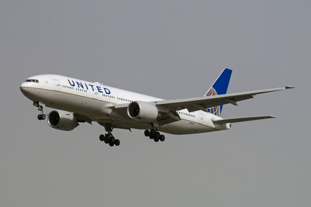 N783UA - Twin-engine aircraft