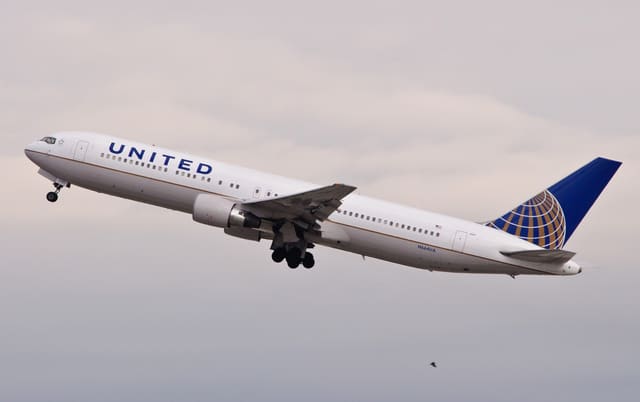 N664UA - Twin-engine aircraft