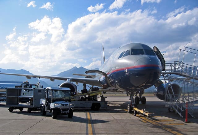 N403UA - Twin-engine aircraft