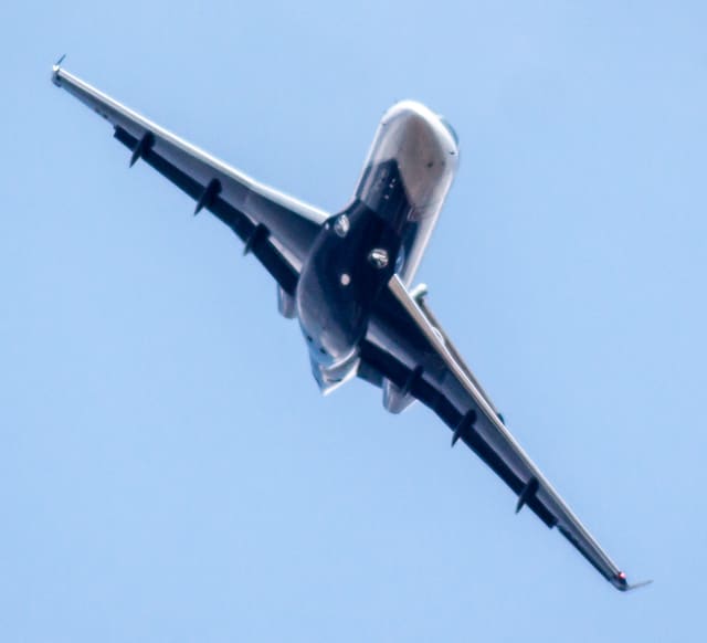 N676EE - Business jet