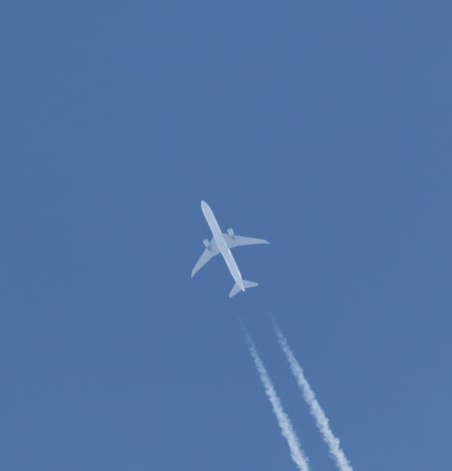 N76055 - Twin-engine aircraft