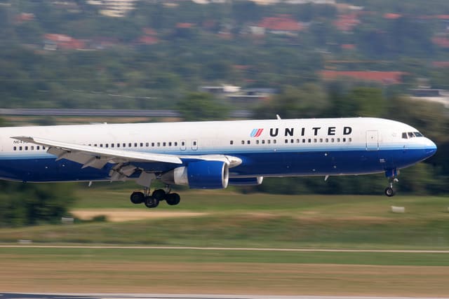 N649UA - Twin-engine aircraft
