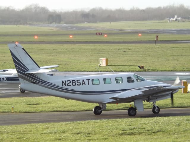N285AT - Twin-engine aircraft