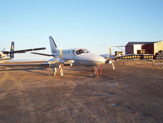 N6860C - Twin-engine aircraft