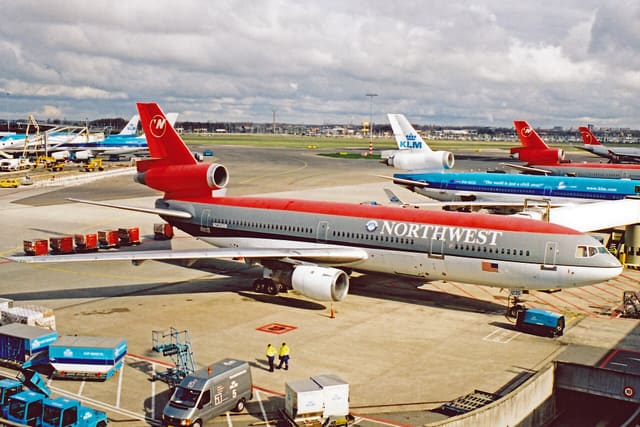 N235NW - Douglas