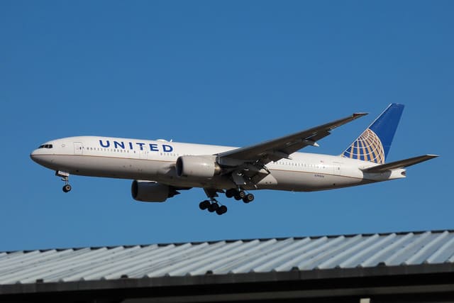 N793UA - Twin-engine aircraft