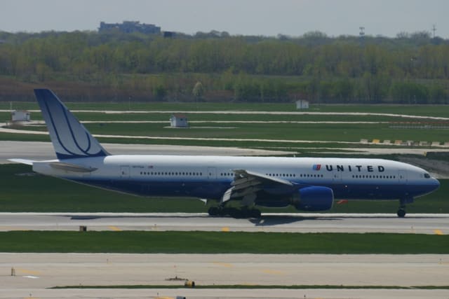 N777UA - Twin-engine aircraft