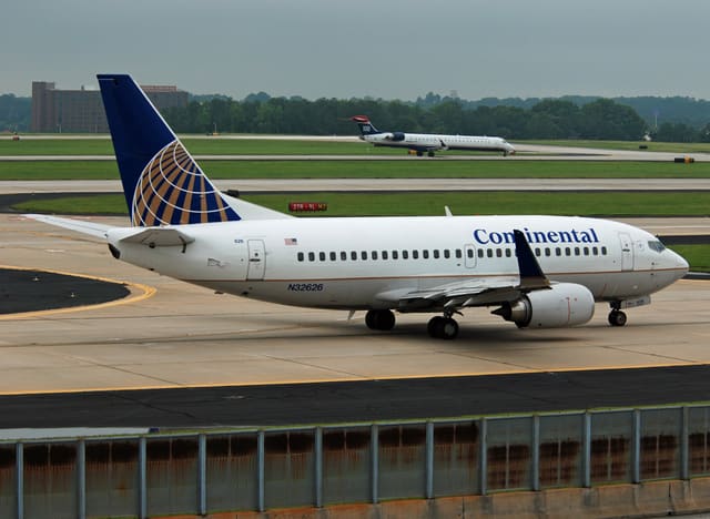 N32626 - Twin-engine aircraft