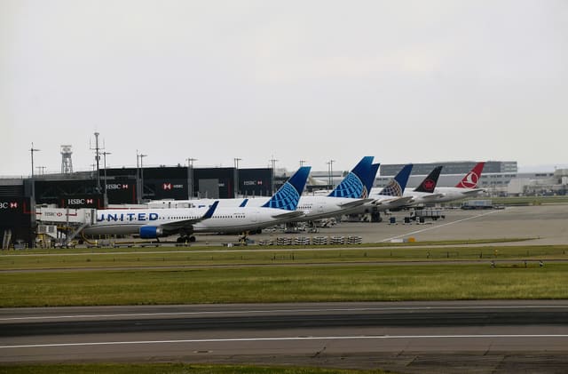 N667UA - Twin-engine aircraft