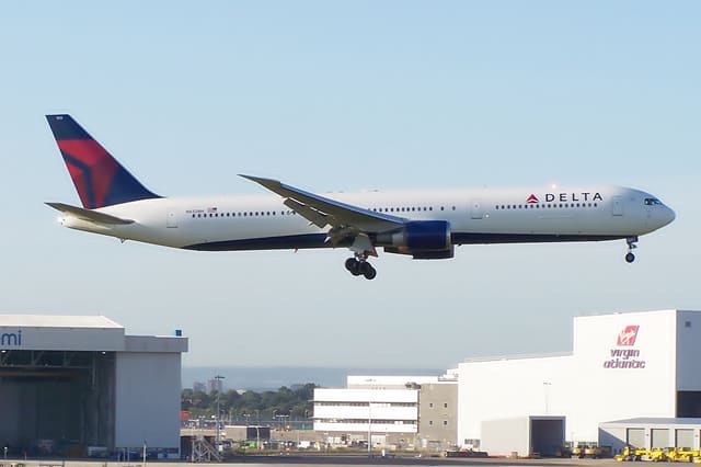 N832MH - Twin-engine aircraft