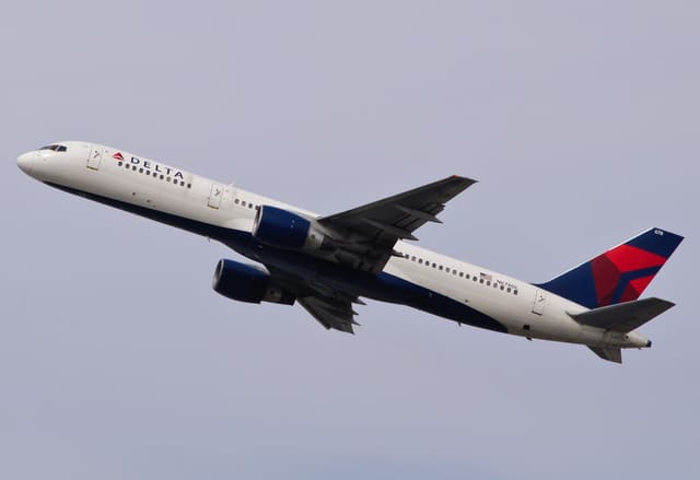 N678DL - Twin-engine aircraft