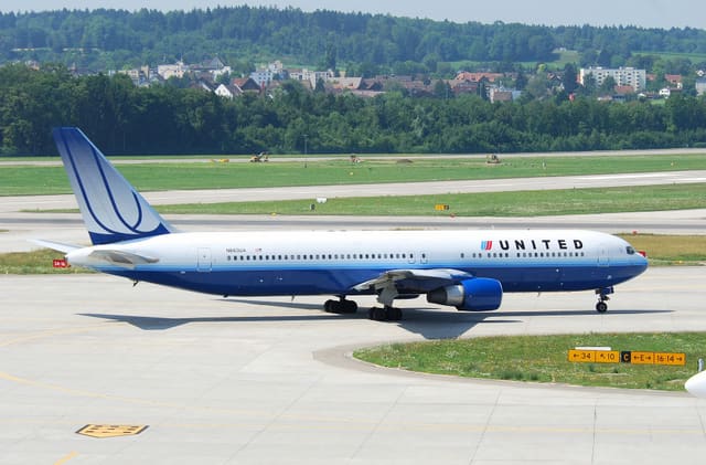 N663UA - Twin-engine aircraft