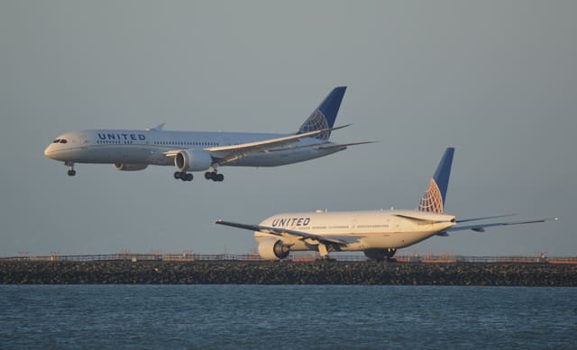 N217UA - Twin-engine aircraft