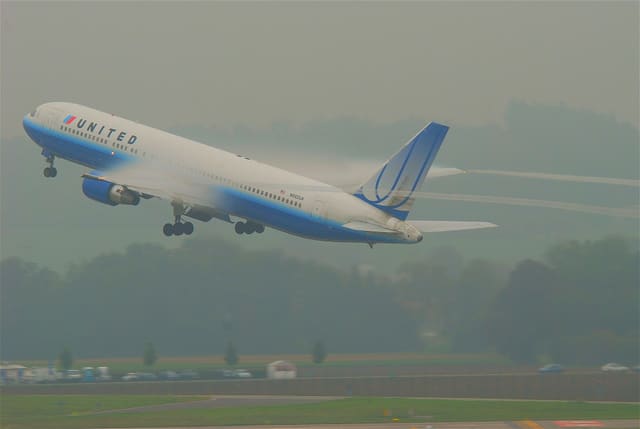 N662UA - Twin-engine aircraft