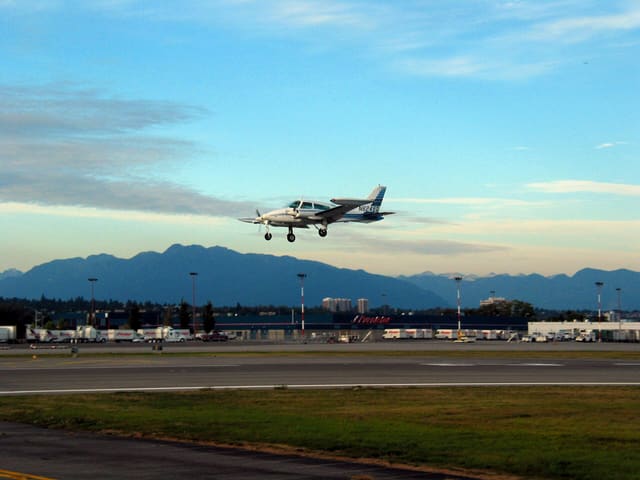 N62480 - Twin-engine aircraft