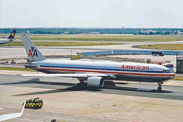 N381AN - Twin-engine aircraft