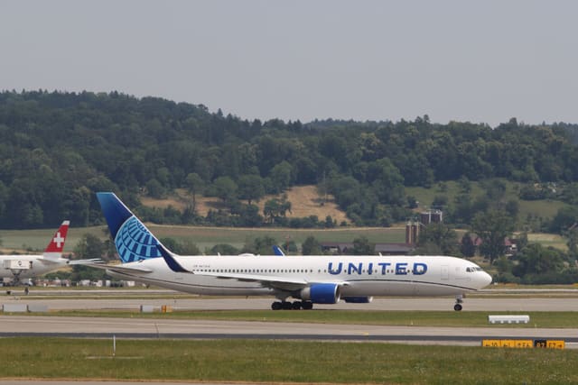 N673UA - Twin-engine aircraft