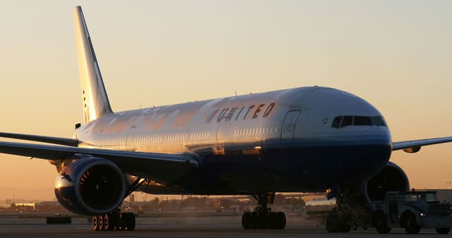 N775UA - Twin-engine aircraft