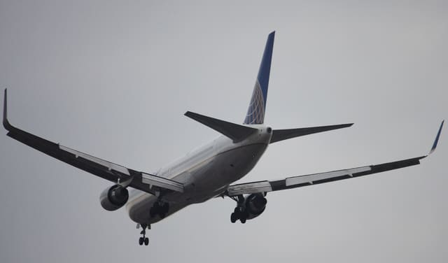 N675UA - Twin-engine aircraft