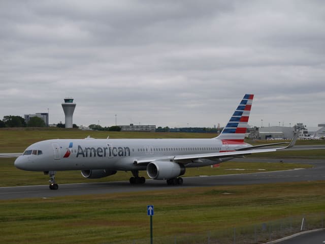 N176AA - Twin-engine aircraft