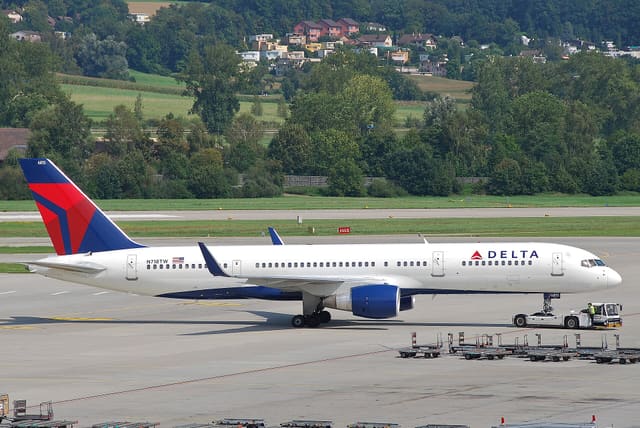 N718TW - Twin-engine aircraft