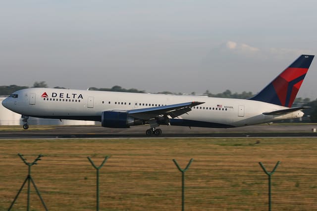 N394DL - Twin-engine aircraft